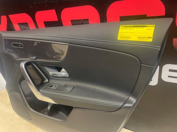 Portierbekleding 4Deurs rechts-voor van een Mercedes-Benz CLA Shooting Brake (118.6) 1.3 CLA-250 e Turbo 16V 2023