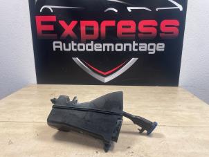 Gebruikte Ruitensproeiertank voor Mercedes C (W206) C-200 1.5 EQ Boost 4-Matic Prijs € 90,00 Margeregeling aangeboden door Express Autodemontage