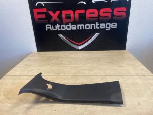 Gebruikte Stijl midden-links Peugeot 208 II (UB/UH/UP) 1.2 Vti 12V PureTech 100 Prijs € 25,00 Margeregeling aangeboden door Express Autodemontage