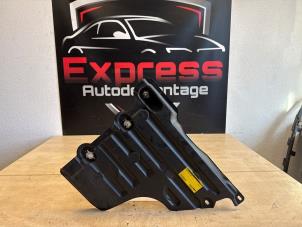 Gebruikte Beschermplaat bodem Peugeot 208 II (UB/UH/UP) 1.2 Vti 12V PureTech 100 Prijs € 24,00 Margeregeling aangeboden door Express Autodemontage