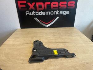 Gebruikte Beschermplaat bodem Peugeot 208 II (UB/UH/UP) 1.2 Vti 12V PureTech 100 Prijs € 24,00 Margeregeling aangeboden door Express Autodemontage