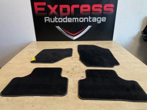 Gebruikte Matten Set Peugeot 3008 III 1.2 12V Hybrid 136 Prijs € 125,00 Margeregeling aangeboden door Express Autodemontage