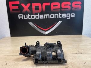 Gebruikte Inlaatspruitstuk Peugeot 208 II (UB/UH/UP) 1.2 Hybrid 136 Prijs € 165,00 Margeregeling aangeboden door Express Autodemontage