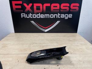 Gebruikte Middenconsoles Peugeot 208 II (UB/UH/UP) 1.2 Hybrid 136 Prijs € 49,00 Margeregeling aangeboden door Express Autodemontage