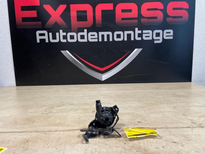Gebruikte Waterpomp Peugeot 208 II (UB/UH/UP) 1.2 Hybrid 136 Prijs € 90,00 Margeregeling aangeboden door Express Autodemontage