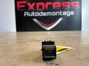 Gebruikte Handrem schakelaar Peugeot 208 II (UB/UH/UP) 1.2 Hybrid 136 Prijs € 9,00 Margeregeling aangeboden door Express Autodemontage