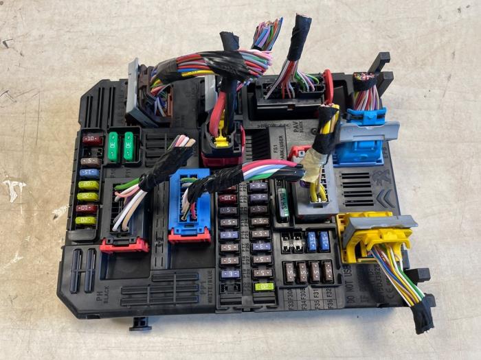 Computer Body Control van een Peugeot 208 II (UB/UH/UP) 1.2 Hybrid 136 2025