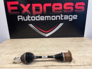 Gebruikte Aandrijfas links-voor Skoda Octavia Combi (NXAC) 1.0 TSI e-TEC 12V Prijs op aanvraag aangeboden door Express Autodemontage