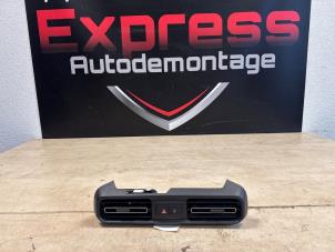 Gebruikte Luchtrooster Dashboard Peugeot Rifter (ER/EC/EZ) e-Rifter Prijs € 75,00 Margeregeling aangeboden door Express Autodemontage