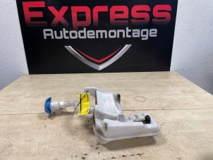 Gebruikte Ruitensproeiertank voor Skoda Octavia Combi (NXAC) 1.0 TSI e-TEC 12V Prijs € 75,00 Margeregeling aangeboden door Express Autodemontage