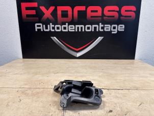 Gebruikte Bumpersteun links-achter Peugeot 208 II (UB/UH/UP) 1.2 Hybrid 136 Prijs € 20,00 Margeregeling aangeboden door Express Autodemontage