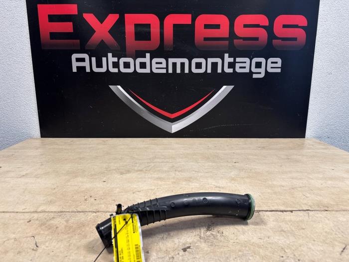 Gebruikte Intercooler Buis Peugeot 208 II (UB/UH/UP) 1.2 Hybrid 136 Prijs € 34,00 Margeregeling aangeboden door Express Autodemontage