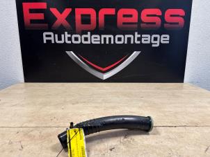 Gebruikte Intercooler Buis Peugeot 208 II (UB/UH/UP) 1.2 Hybrid 136 Prijs € 34,00 Margeregeling aangeboden door Express Autodemontage