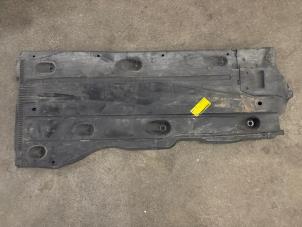 Gebruikte Beschermplaat bodem Volkswagen Golf VII (AUA) 1.6 TDI 16V Prijs € 20,00 Margeregeling aangeboden door Express Autodemontage