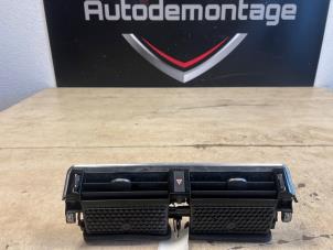 Gebruikte Luchtrooster Dashboard Landrover Range Rover Velar (LY) 2.0 D180 AWD Prijs € 47,00 Margeregeling aangeboden door Express Autodemontage