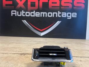 Gebruikte Luchtrooster Dashboard Landrover Range Rover Velar (LY) 2.0 D180 AWD Prijs € 19,00 Margeregeling aangeboden door Express Autodemontage