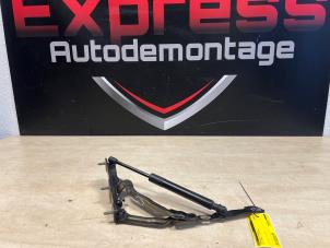 Gebruikte Scharnier Achterklep Tesla Model 3 Long Range 72kWh Prijs € 49,00 Margeregeling aangeboden door Express Autodemontage