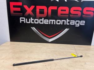 Gebruikte Gasdemper Motorkap rechts Volkswagen Golf VII (AUA) 1.4 TSI 16V Prijs € 5,00 Margeregeling aangeboden door Express Autodemontage