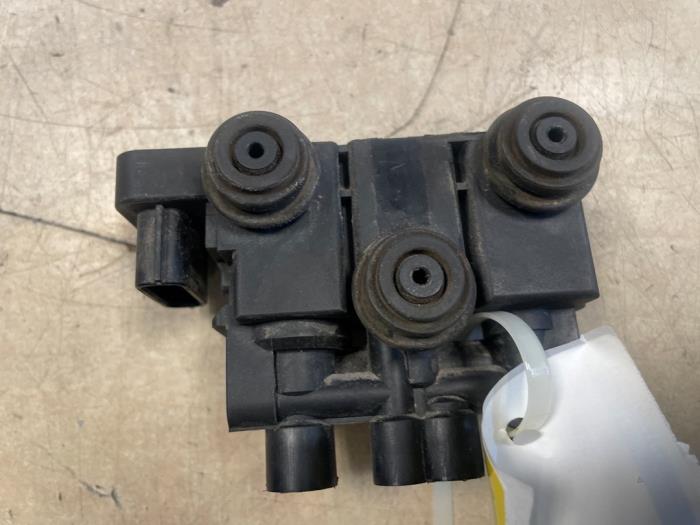 Luchtvering module van een Land Rover Range Rover Velar (LY) 2.0 D240 AWD 2019