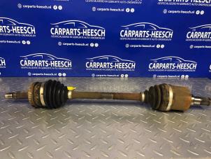 Gebruikte Steekas links-voor Kia Carens III (FG) 2.0i CVVT 16V Prijs € 100,00 Margeregeling aangeboden door Carparts Heesch