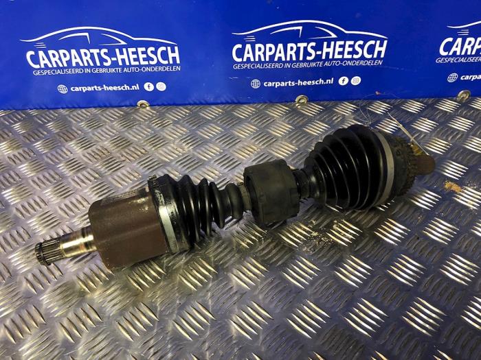 Gebruikte Aandrijfas links-voor Volvo C70 (NC) 2.0 T 20V Prijs € 60,00 Margeregeling aangeboden door Carparts Heesch