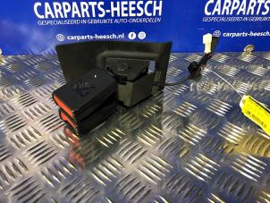 Gebruikte Veiligheidsgordel Insteek midden-achter Mini Mini (R56) 1.4 16V One Prijs € 21,00 Margeregeling aangeboden door Carparts Heesch