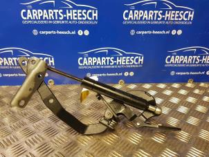 Gebruikte Achterklep Scharnier Volvo V70 (SW) 2.4 D5 20V Prijs € 30,00 Margeregeling aangeboden door Carparts Heesch