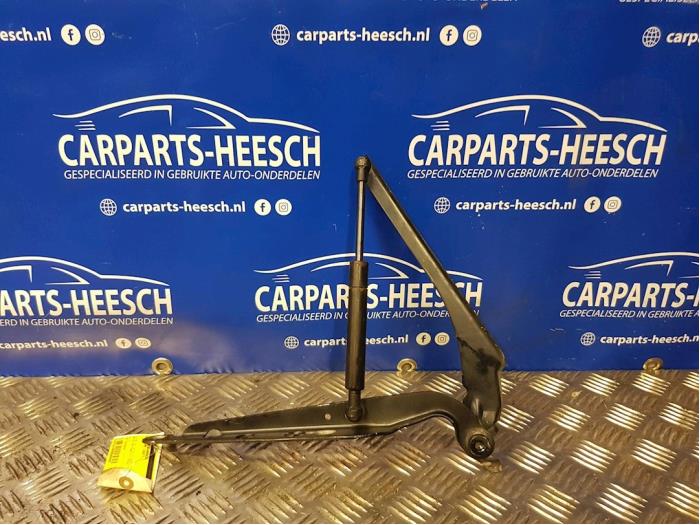 Gebruikte Motorkap Scharnier Volvo V70 (SW) 2.4 D5 20V Prijs € 20,00 Margeregeling aangeboden door Carparts Heesch
