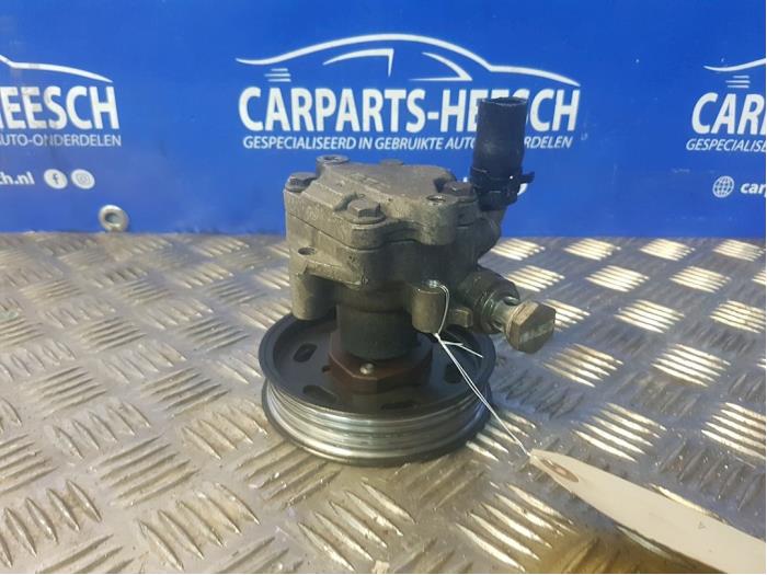 Gebruikte Pomp Servo Volkswagen Caddy III (2KA,2KH,2CA,2CH) 1.9 TDI Prijs € 65,00 Margeregeling aangeboden door Carparts Heesch