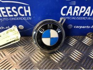 Gebruikte Embleem BMW 1 serie (E81) 116i 2.0 16V Prijs € 31,50 Margeregeling aangeboden door Carparts Heesch