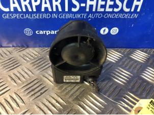 Gebruikte Alarm sirene Volkswagen Passat Variant (3C5) 2.0 FSI 16V Prijs € 47,25 Margeregeling aangeboden door Carparts Heesch