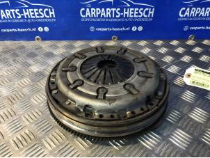 Gebruikte Dubbele massa vliegwiel Audi A4 Cabriolet (B6) Prijs € 125,00 Margeregeling aangeboden door Carparts Heesch
