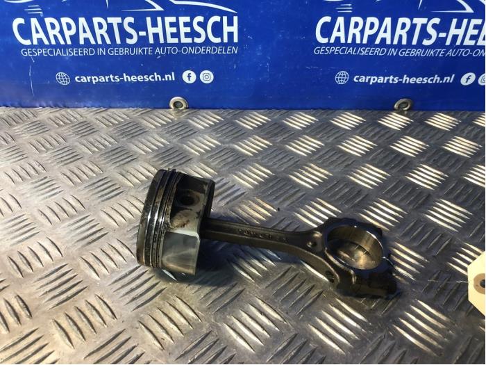 Gebruikte Zuiger Kia Cee'd (EDB5) 1.4 CVVT 16V Prijs € 50,00 Margeregeling aangeboden door Carparts Heesch