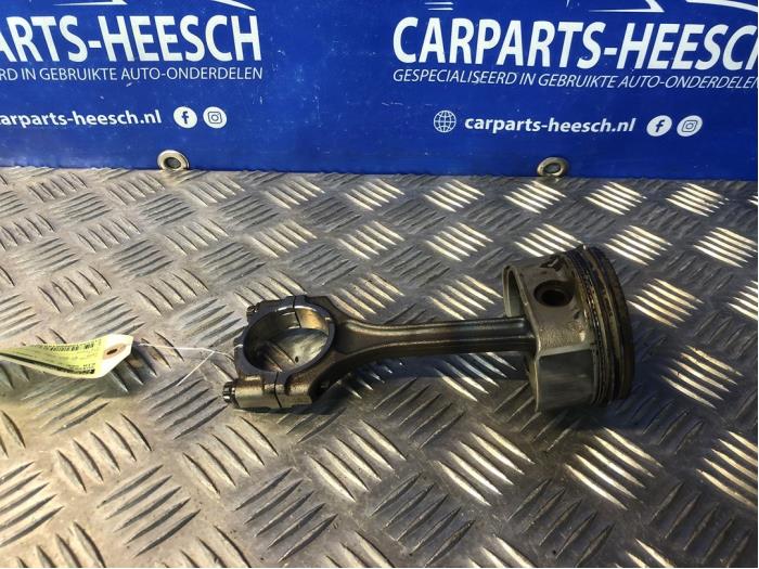 Gebruikte Zuiger Kia Cee'd (EDB5) 1.4 CVVT 16V Prijs € 50,00 Margeregeling aangeboden door Carparts Heesch