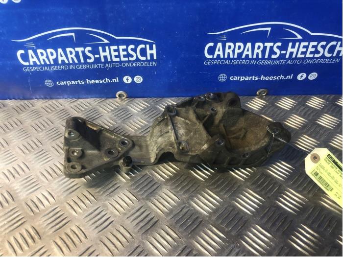 Gebruikte Dynamosteun boven Volvo V60 I (FW/GW) 2.0 D3 20V Prijs € 25,00 Margeregeling aangeboden door Carparts Heesch