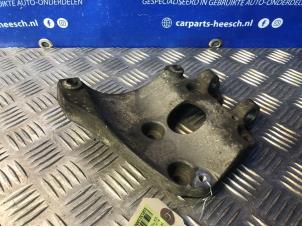 Gebruikte Dynamosteun onder Volvo V50 (MW) 1.6 D2 16V Prijs € 20,00 Margeregeling aangeboden door Carparts Heesch