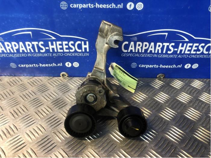 Gebruikte Dynamosteun boven Renault Captur Prijs € 50,00 Margeregeling aangeboden door Carparts Heesch