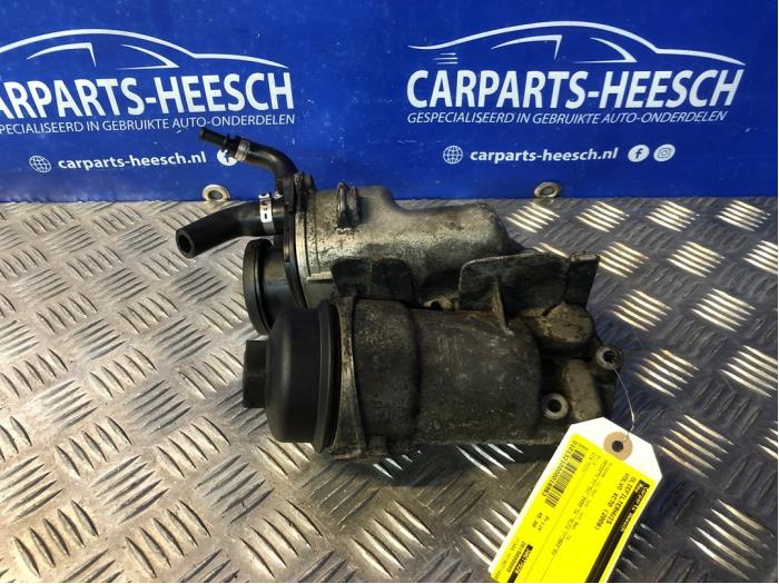 Gebruikte Oliefilterhuis Volvo XC70 (BZ) 2.4 D5 20V AWD Prijs € 45,00 Margeregeling aangeboden door Carparts Heesch