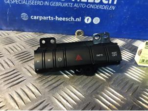 Gebruikte Schakelaar Paniekverlichting Mazda 5. Prijs € 21,00 Margeregeling aangeboden door Carparts Heesch