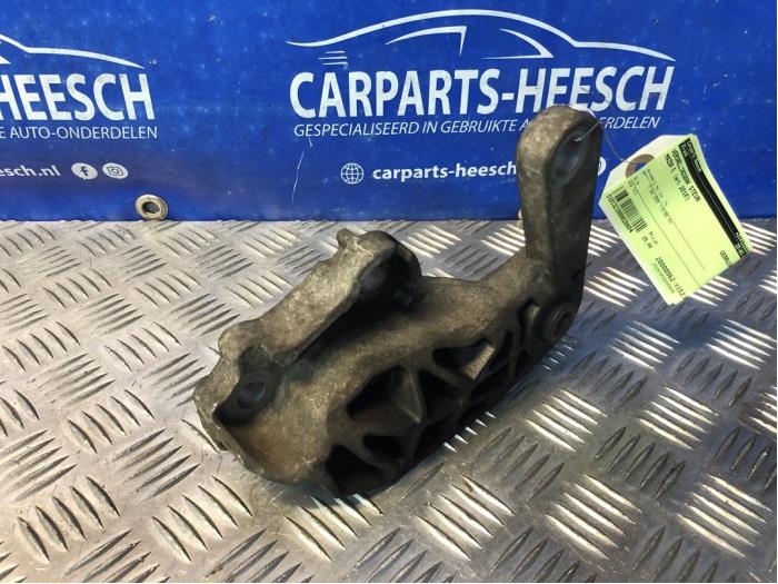 Gebruikte Versnellingsbak Steun Mazda 5 (CR19) 2.0i 16V Prijs € 25,00 Margeregeling aangeboden door Carparts Heesch