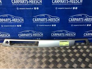 Gebruikte Dashboard sierlijst BMW 3 serie Touring (E91) 318i 16V Prijs € 25,00 Margeregeling aangeboden door Carparts Heesch