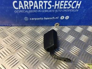 Gebruikte Veiligheidsgordel Insteek rechts-achter Volkswagen Eos (1F7/F8) 2.0 TDI DPF Prijs € 21,00 Margeregeling aangeboden door Carparts Heesch