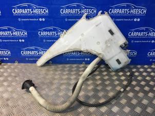 Gebruikte Ruitensproeiertank voor BMW 1 serie (E81) 116i 1.6 16V Prijs € 30,00 Margeregeling aangeboden door Carparts Heesch