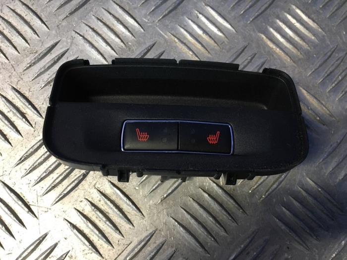 Stoelverwarmings Schakelaar van een Ford Fiesta 6 (JA8) 1.0 EcoBoost 12V 100 2016