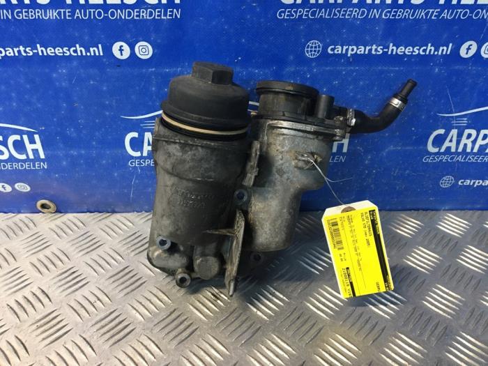 Używane Oliefilterhuis Volvo V70 (SW) 2.4 D5 20V Cena € 40,00 Procedura marży oferowane przez Carparts Heesch