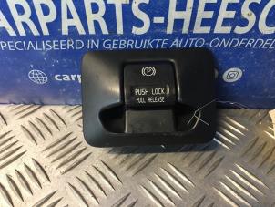 Gebruikte Schakelaar handrem Volvo V60 I (FW/GW) 1.6 DRIVe Prijs € 20,00 Margeregeling aangeboden door Carparts Heesch