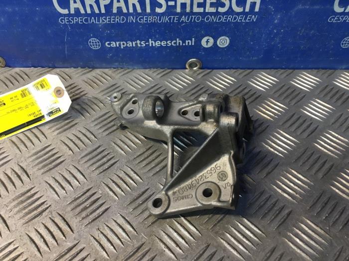 Gebruikte Dynamosteun boven Volvo V40 (MV) 1.6 D2 Prijs € 20,00 Margeregeling aangeboden door Carparts Heesch