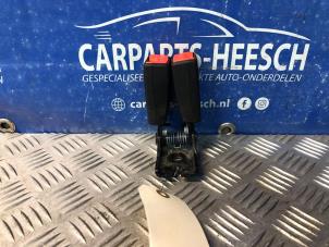 Gebruikte Veiligheidsgordel Insteek midden-achter Ford Fiesta 6 (JA8) 1.0 EcoBoost 12V 100 Prijs € 21,00 Margeregeling aangeboden door Carparts Heesch