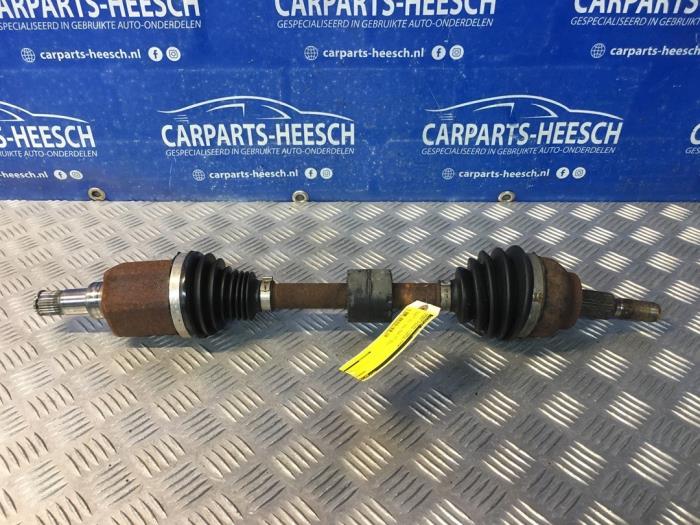 Gebruikte Aandrijfas links-voor Ford Focus 3 Wagon 2.0 TDCi 16V 150 Prijs € 75,00 Margeregeling aangeboden door Carparts Heesch