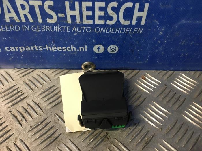 Gebruikte Remassistent sensor Ford Fiesta 6 (JA8) 1.0 EcoBoost 12V 100 Prijs € 30,00 Margeregeling aangeboden door Carparts Heesch